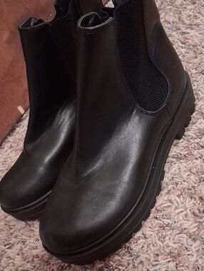 Soda Black Slip-On Combat Chelsea Boots